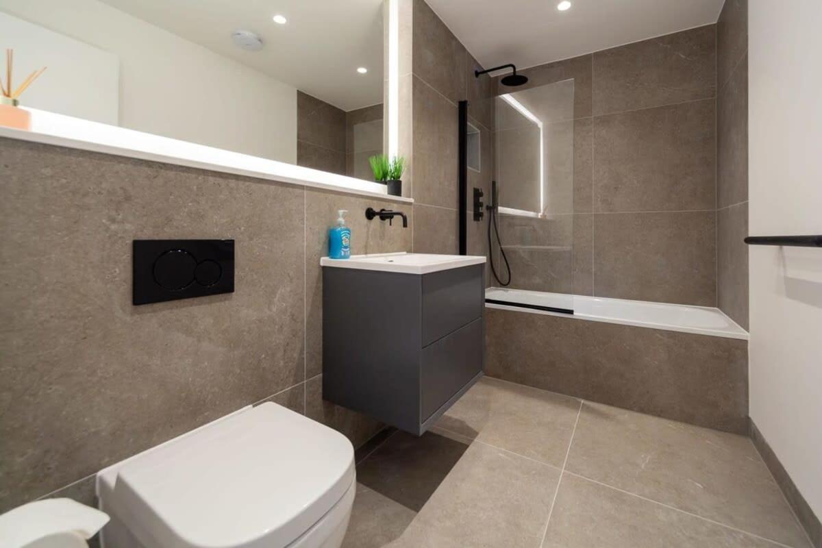 Modern 2 Bedroom Apartment In Wimbledon Londyn Zewnętrze zdjęcie