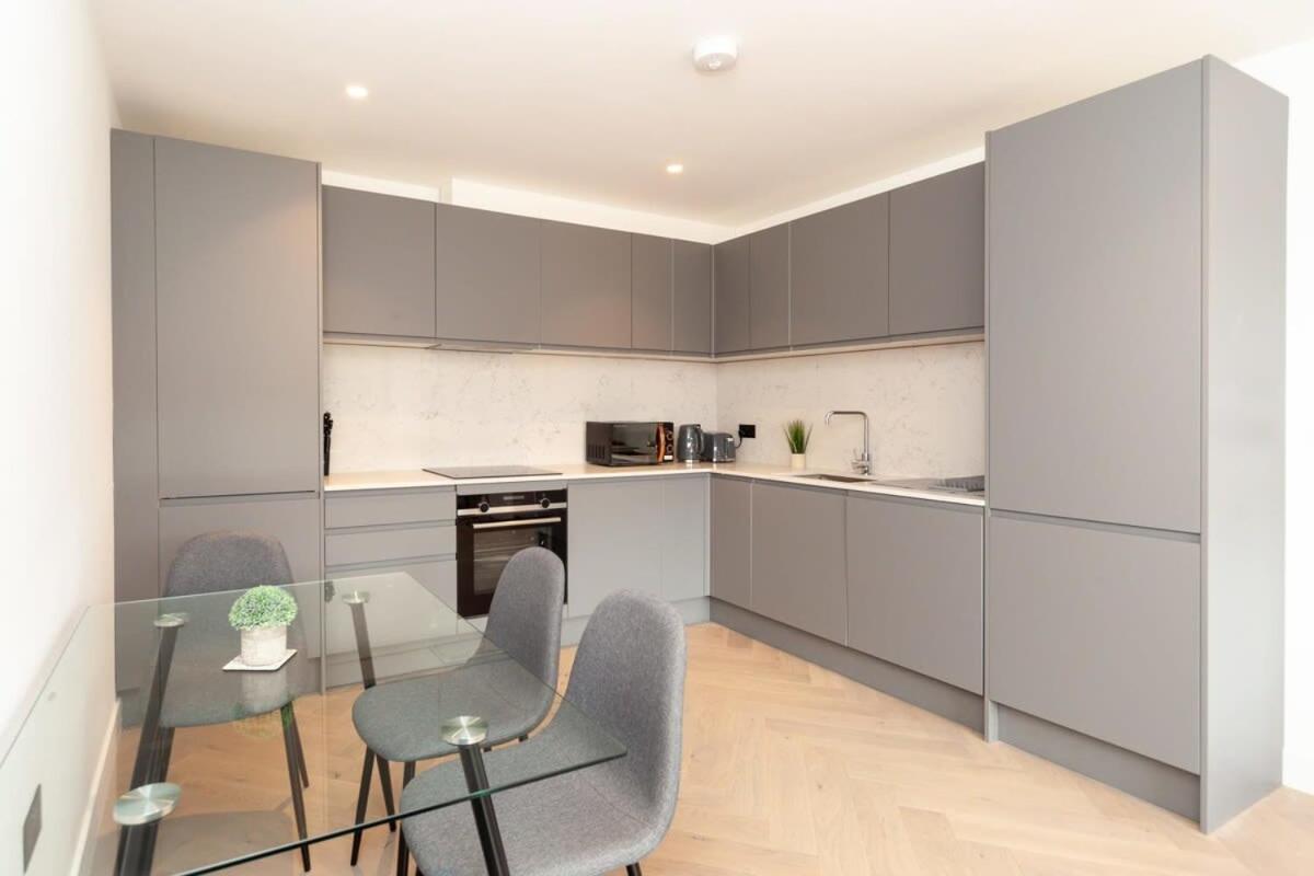 Modern 2 Bedroom Apartment In Wimbledon Londyn Zewnętrze zdjęcie