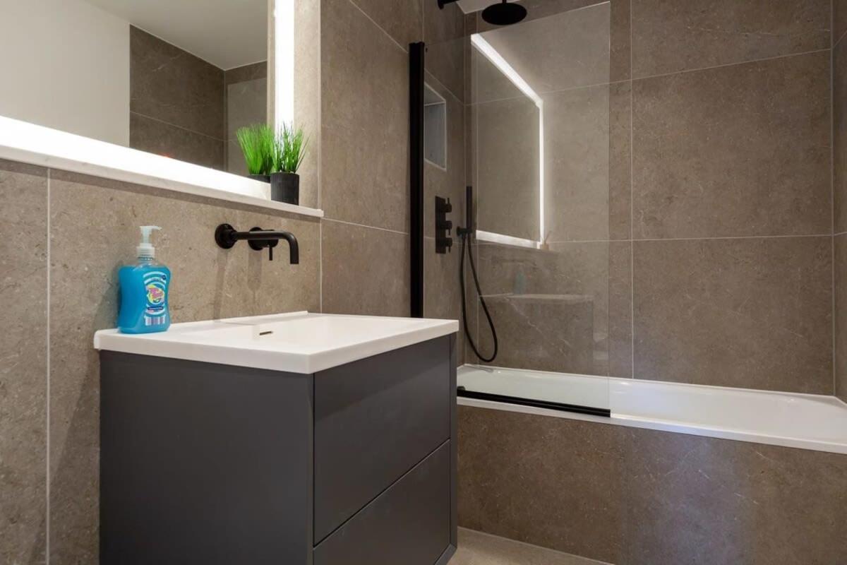Modern 2 Bedroom Apartment In Wimbledon Londyn Zewnętrze zdjęcie